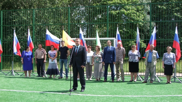 Церемония официального торжественного открытия футбольного мини – поля с искусственной травой.
